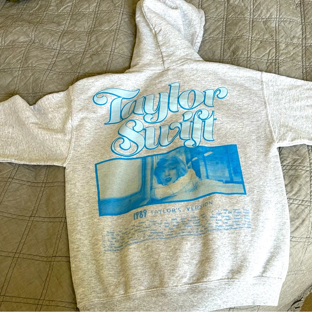 NWOT Taylor’s Version Authentic 1989 Grey Hoodie, Blue Print Size M pristine